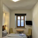 Loewen Inn